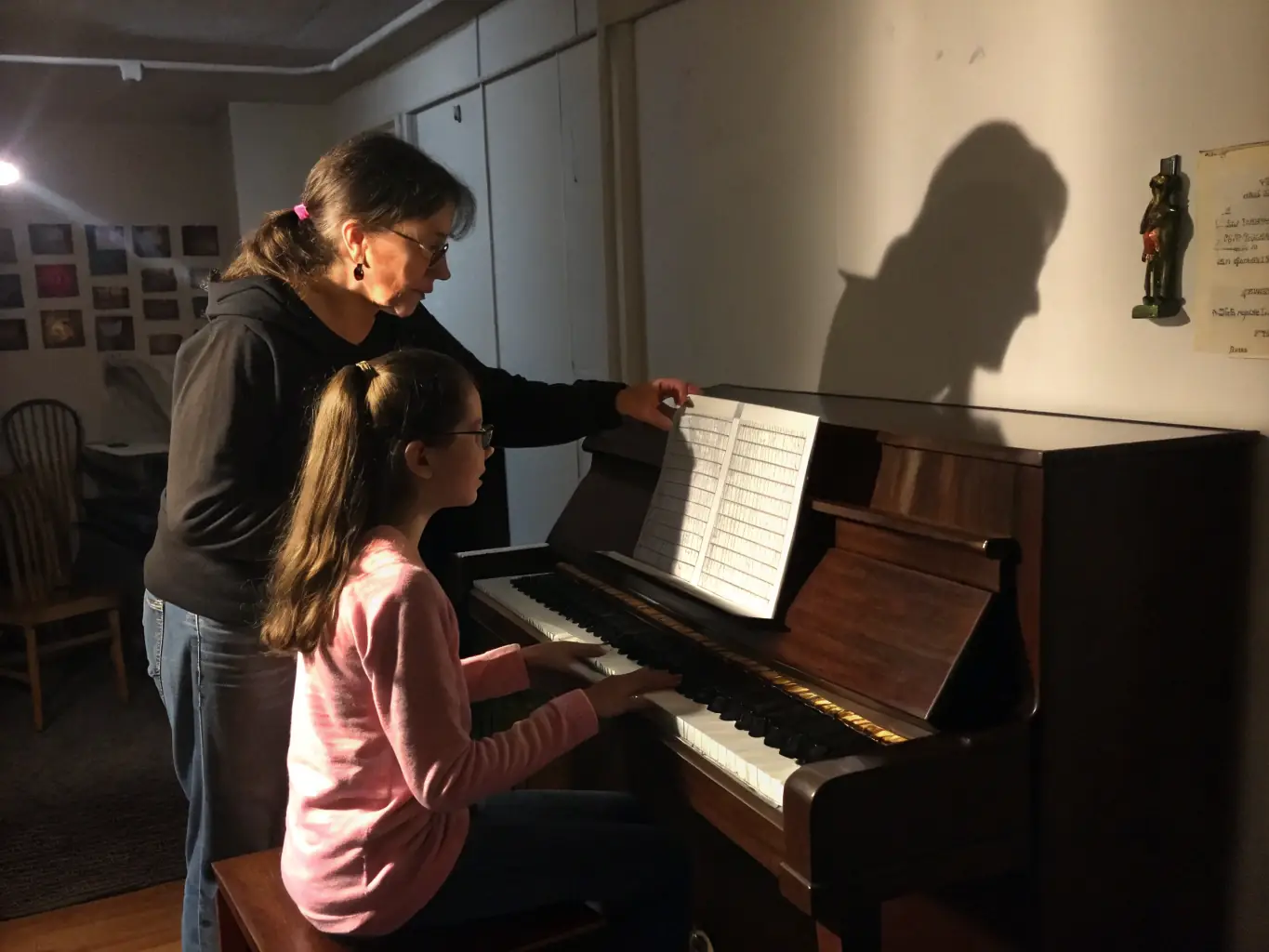 A photo of a mentorship session where an experienced musician is guiding a young student, providing personalized advice and support to help them achieve their musical goals.